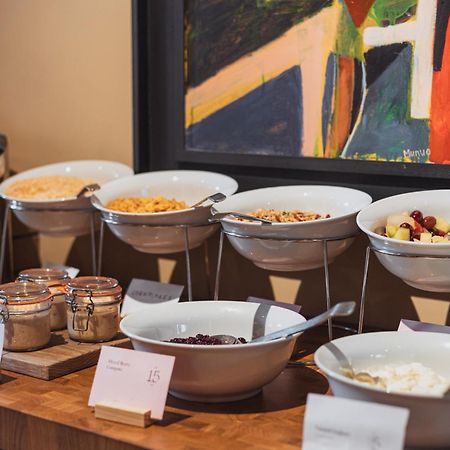 No 15 By Guesthouse, Bath Luaran gambar A breakfast buffet