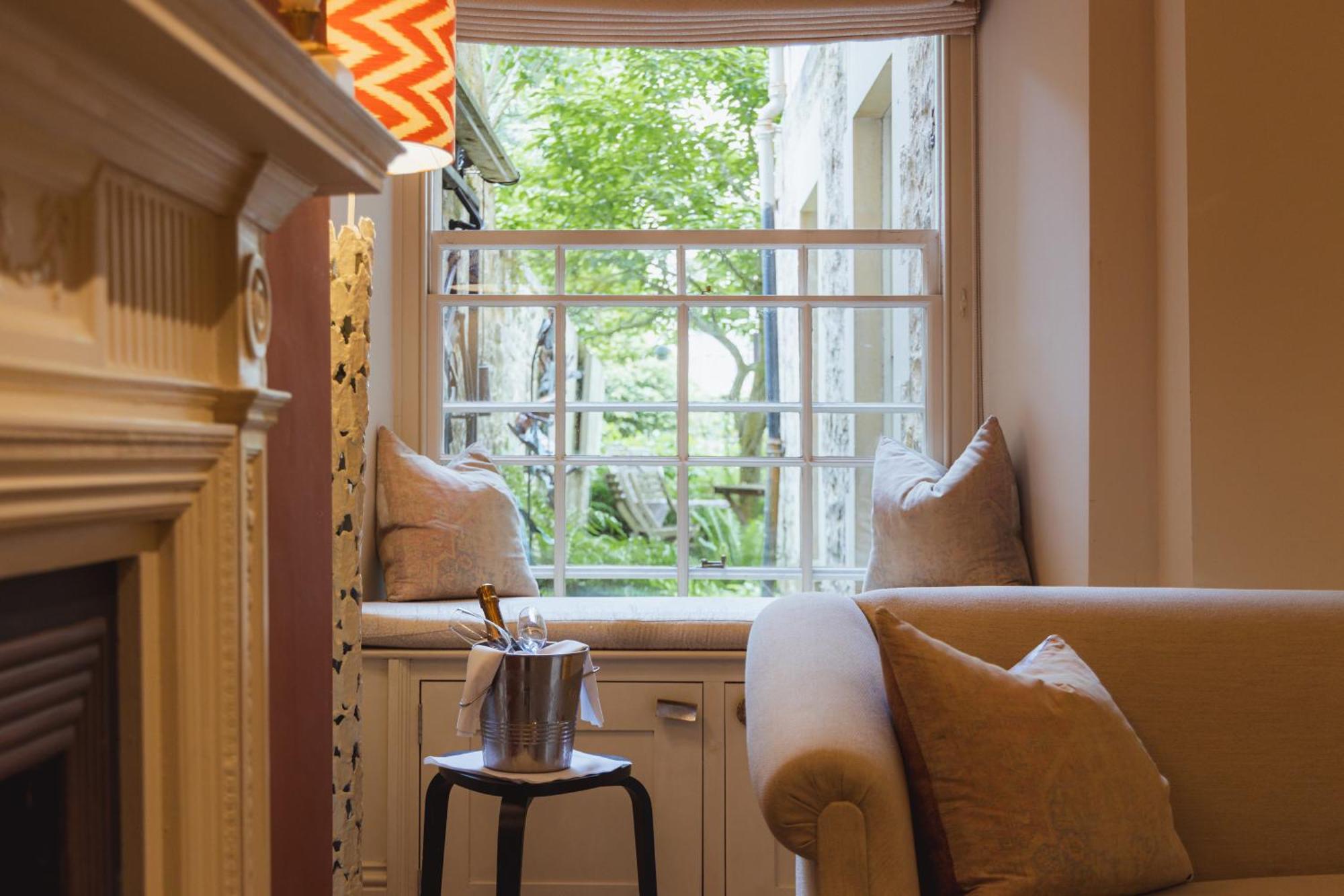 No 15 By Guesthouse, Bath Luaran gambar The window at 170 Queen's Gate