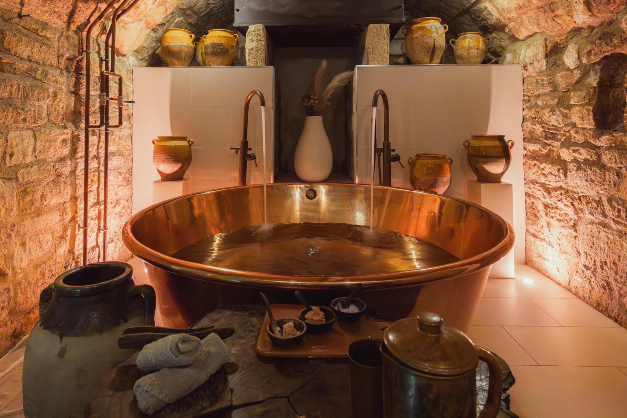 No 15 By Guesthouse, Bath Luaran gambar The copper bath