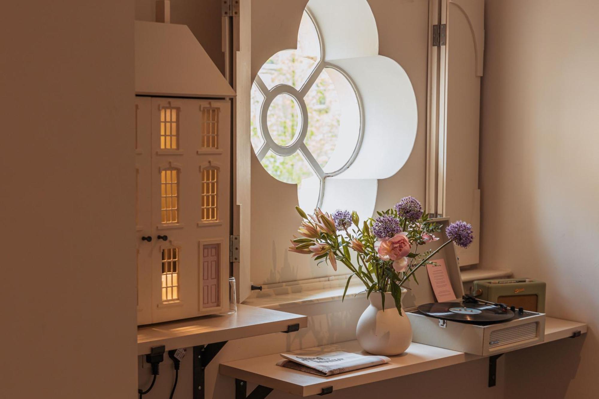 No 15 By Guesthouse, Bath Luaran gambar The window of the library
