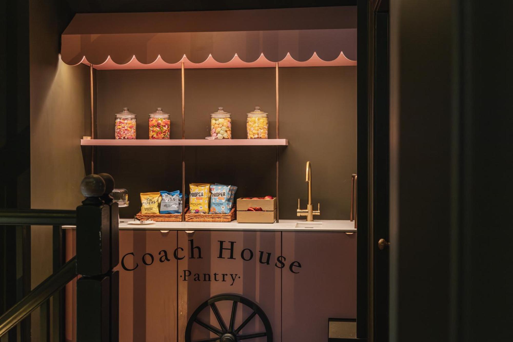 No 15 By Guesthouse, Bath Luaran gambar The pantry