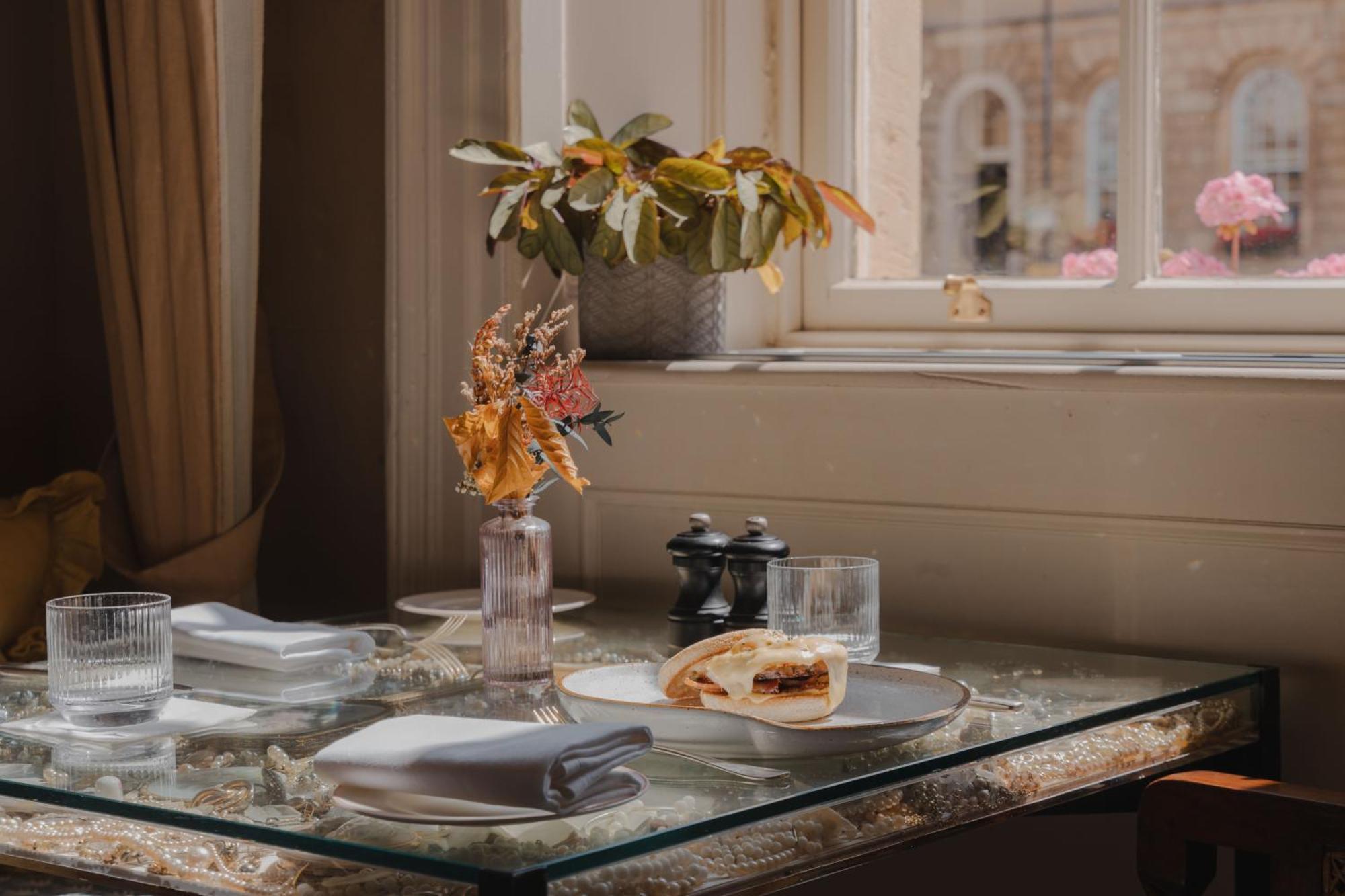 No 15 By Guesthouse, Bath Luaran gambar A table at the restaurant