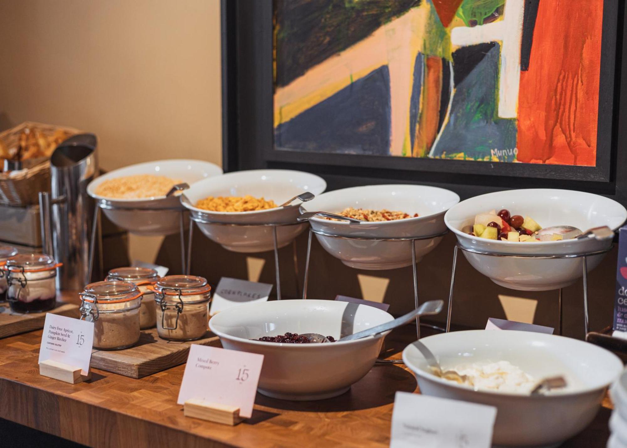No 15 By Guesthouse, Bath Luaran gambar A breakfast buffet